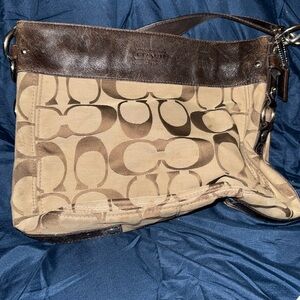 Coach handbag used. 
Needs a cleaning